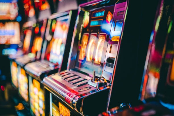 Dragon Hatch slot game interface showing five reels and spin button on dt macau platform